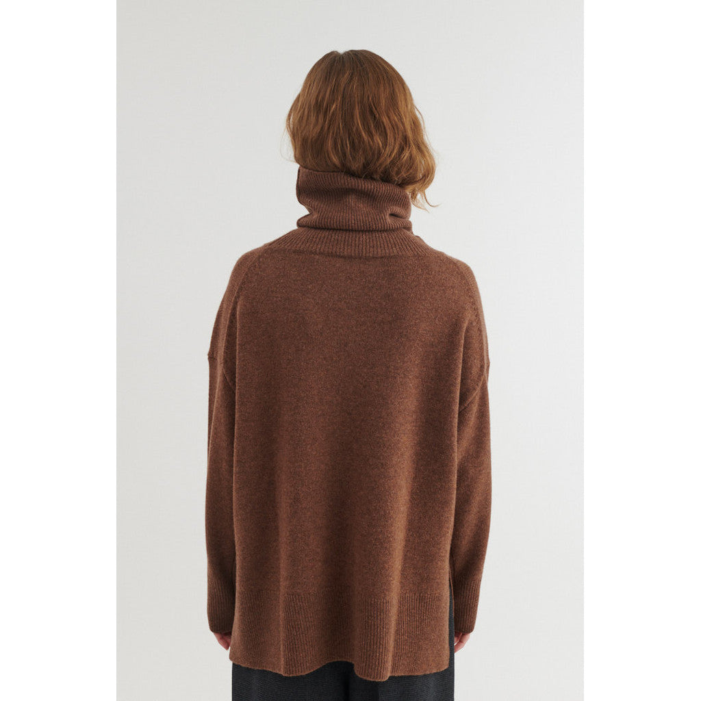 BASIC APPAREL - LIZ T-NECK FONDUE FUDGE