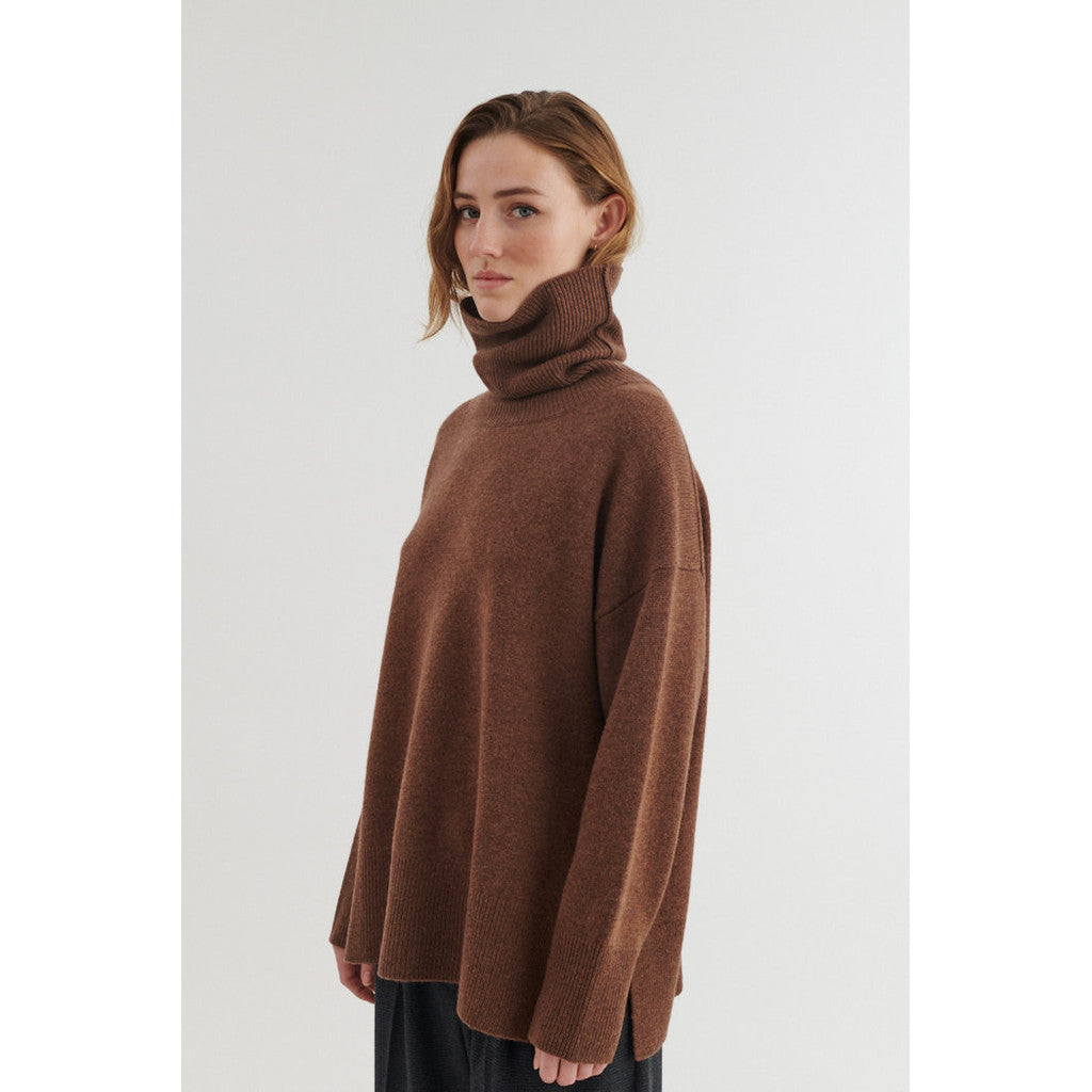 BASIC APPAREL - LIZ T-NECK FONDUE FUDGE