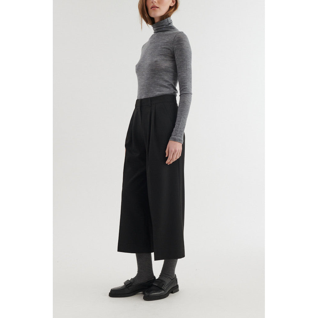 BASIC APPAREL - MARJO CROPPED BUKSER SORT