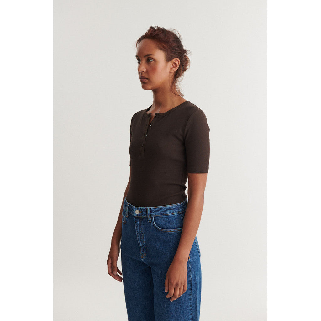 BASIC APPAREL - LUDMILLA SS GRANDDAD CHOCOLATE