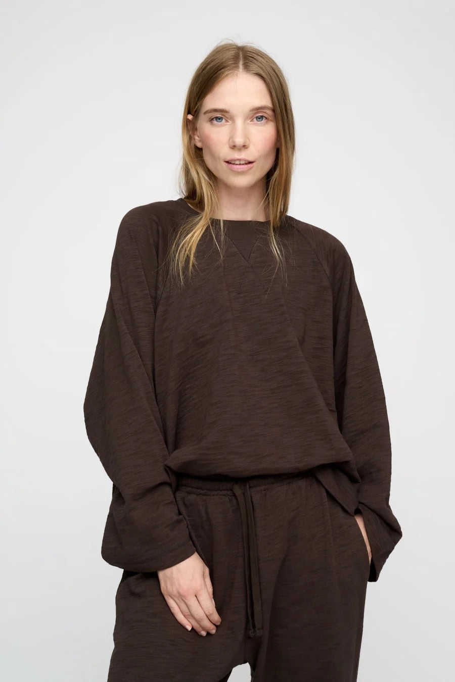MOSHI MOSHI - EARTH SWEATSHIRT DARK BROWN