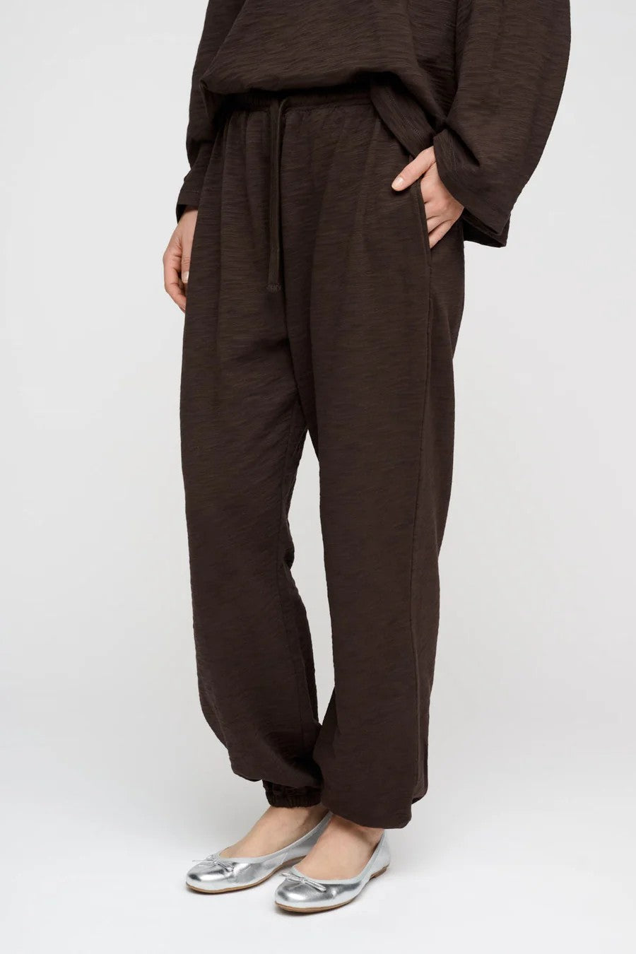 MOSHI MOSHI - ZEN SWEAT BUKSER DARK BROWN