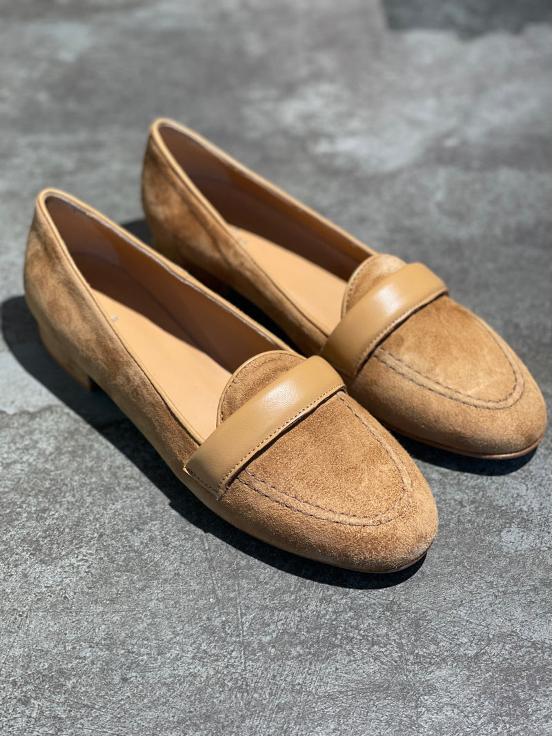 A PAIR - CLASSIC LOAFER BELT SAND